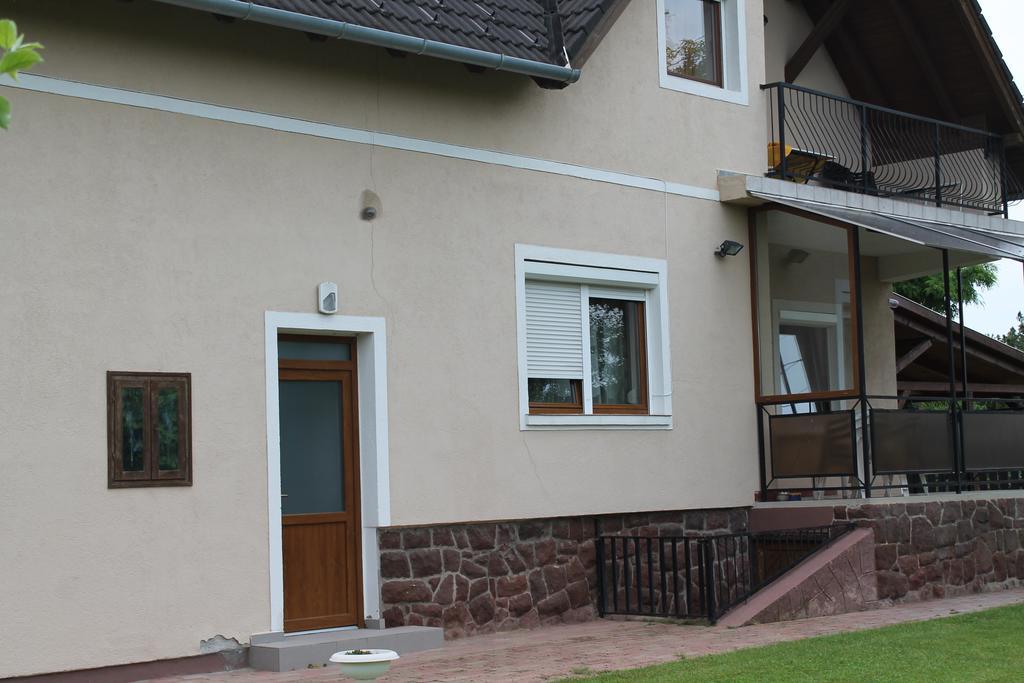 Marta Apartman Balatonalmádi Buitenkant foto